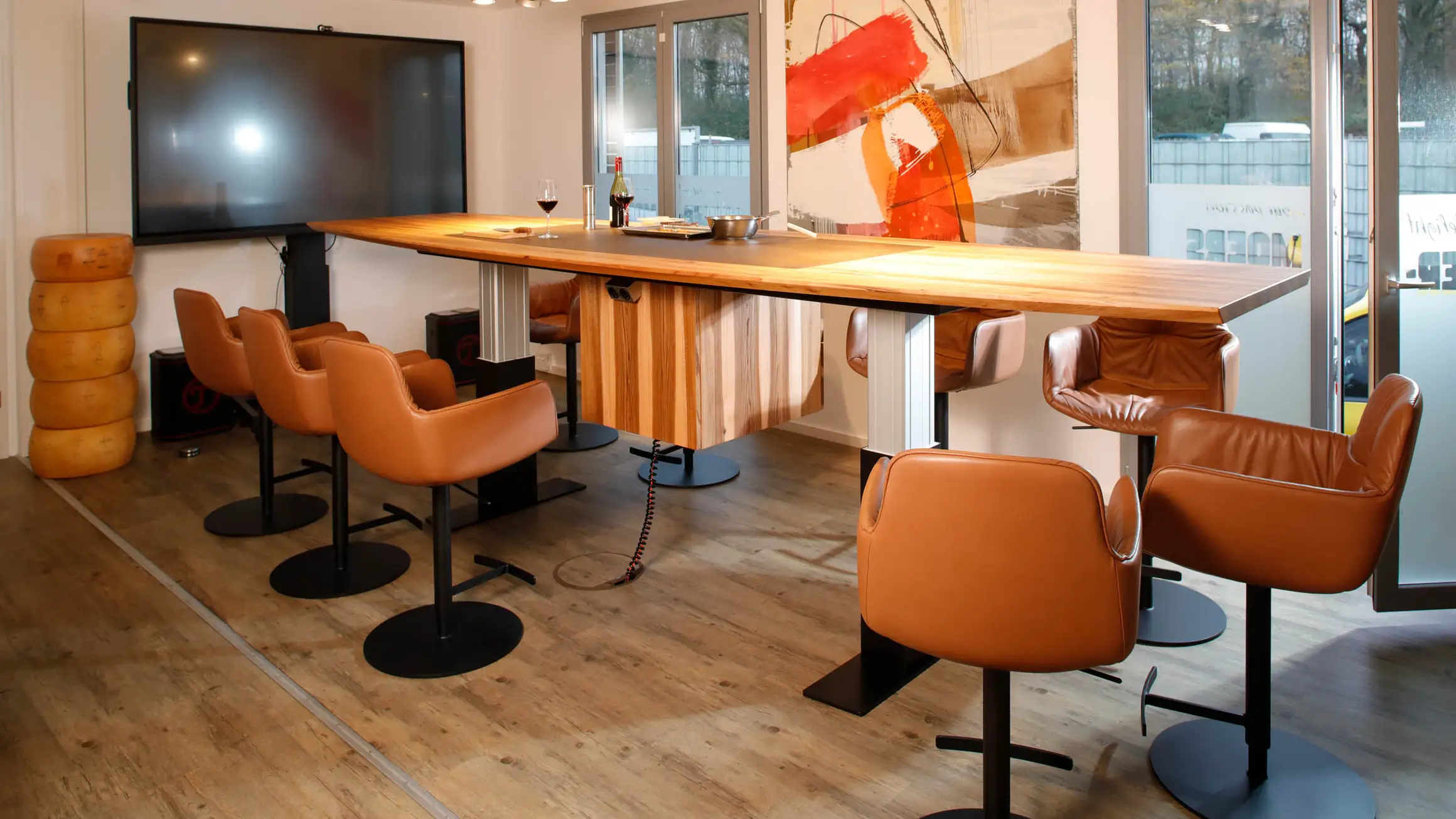 Höhenverstellbarer Konferenztisch mit unsichtbarem Kochfeld Höhenverstellbarer Konferenztisch mit unsichtbarem Kochfeld