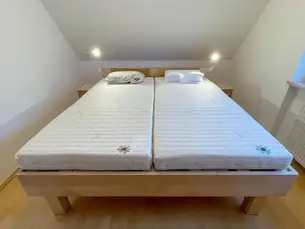 Massivholzbett aus Ahorn mit Kirschbaumdetails