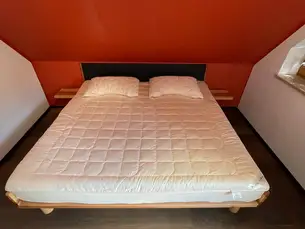 Elsbeeren-Massivholzbett mit Leder-Kopfteil  