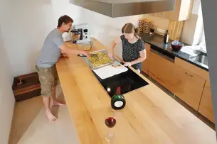 Holzabreitsplatte in der Massivholzküche an der Kochinsel 