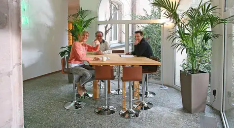 Gemütlicher Besprechungstisch zum Sitzen und Stehen