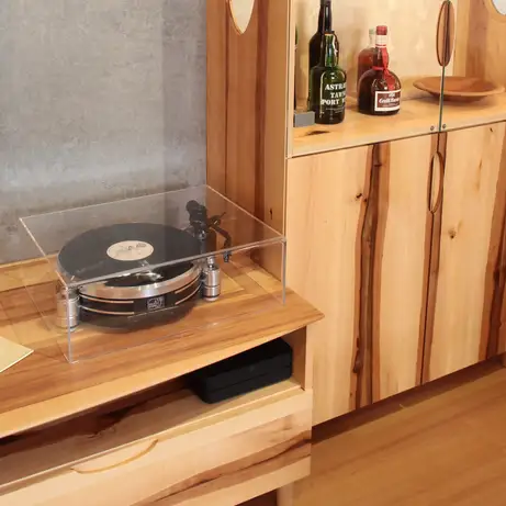 Ins Holz gefräste, oder aufs Glas aufgeklebte Griffe 