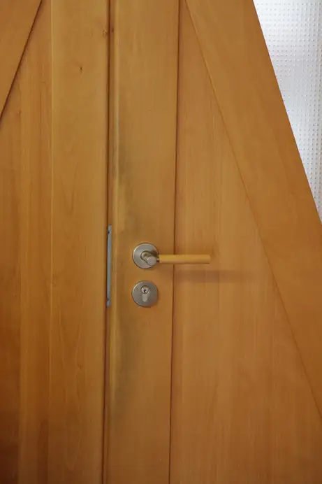 Massivholztür Tür mit Gebrauchsspuren Massivholztür Tür mit Gebrauchsspuren