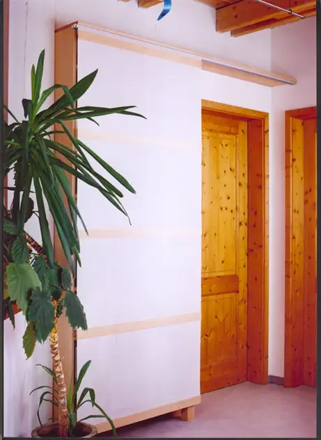 Unsichtbares Regal für Ordner dank Flächenvorhang 