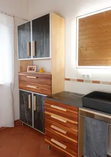 Badezimmer in Zwetschge und Ahorn 