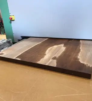 Falsche Oberfläche auf Massivholztisch angeschliffen