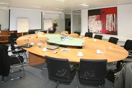 Großer Konferenztisch nach Kundenwunsch