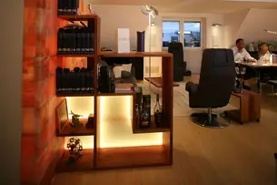 Raumteiler aus Birnbaum an Salzwand