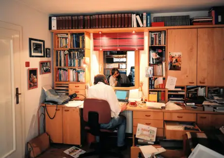 Massivholzcontainer als Wonzimmerschreibtisch 