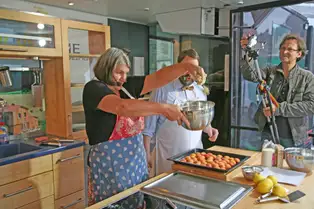 Kochbuchautorin Rosa Wolff ("Arm aber Bio") in der Showküche am Hauptmarkt 