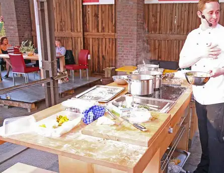 Unsere Massivholzküche im harten Einsatz auf der grünen Lust