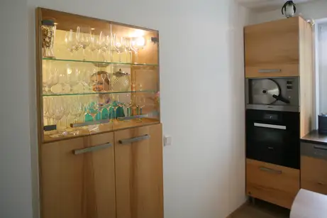 Geschirrvitrine im Durchgang 