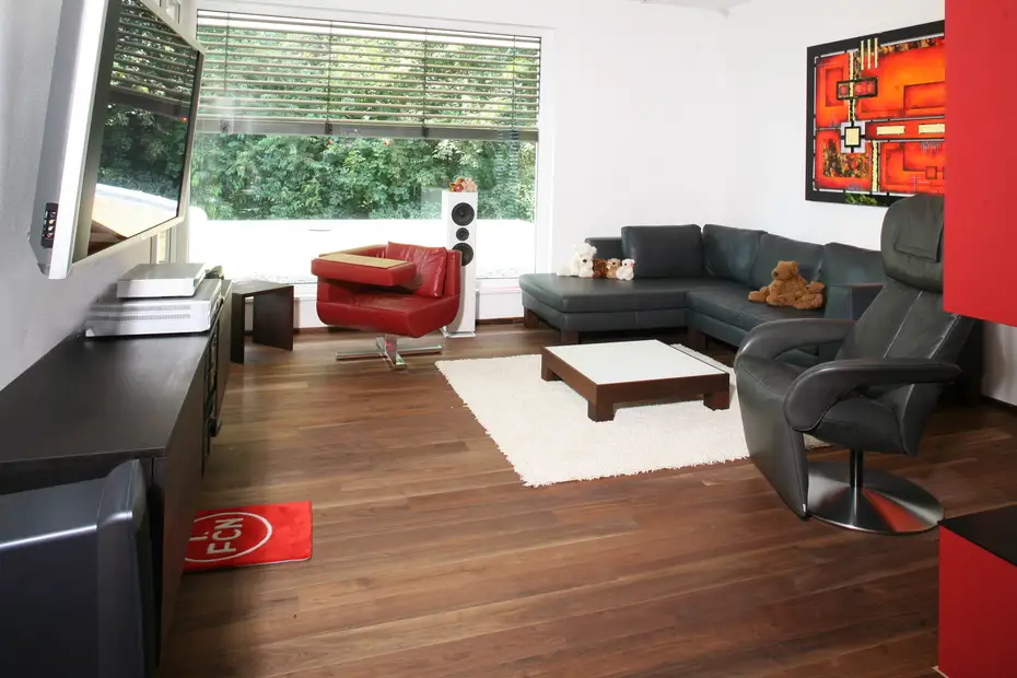 Wohnzimmer in Thermobuche und grauem Leder 