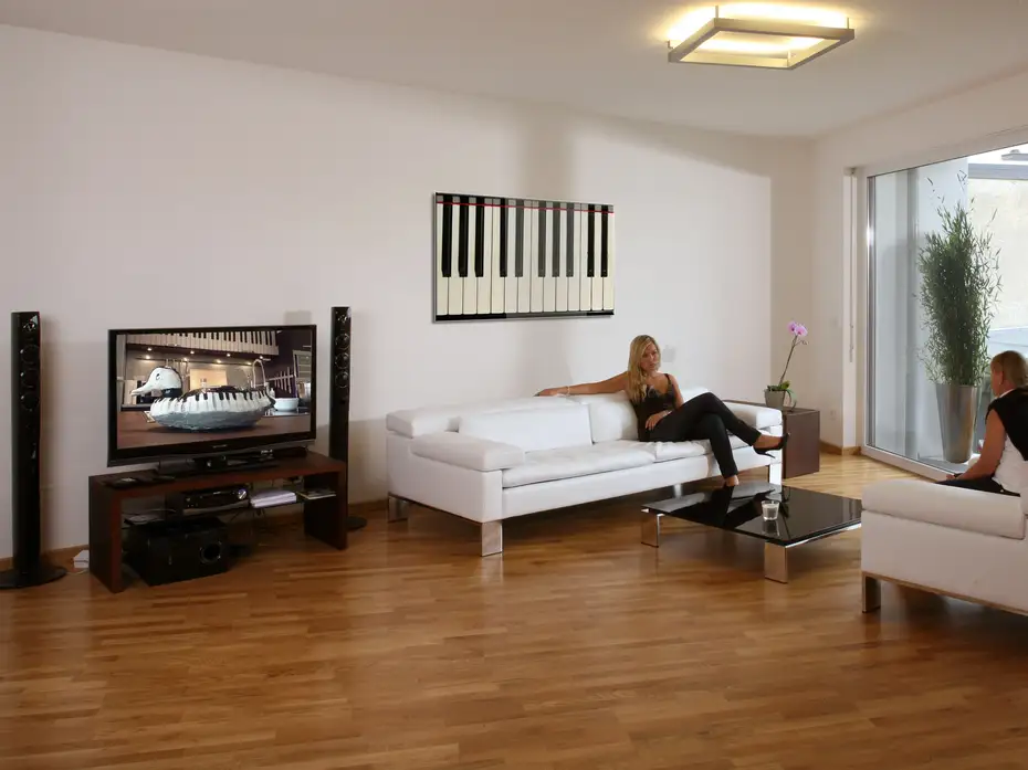 TV- und Hifi-Lowboard mit gezinkten Kanten in Thermobuche 