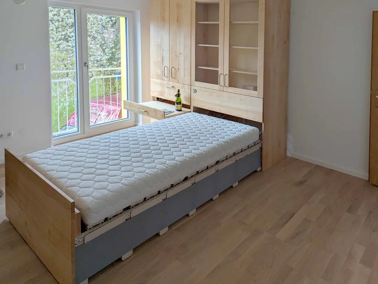 Elektrisches Schrankbett aus Holz 