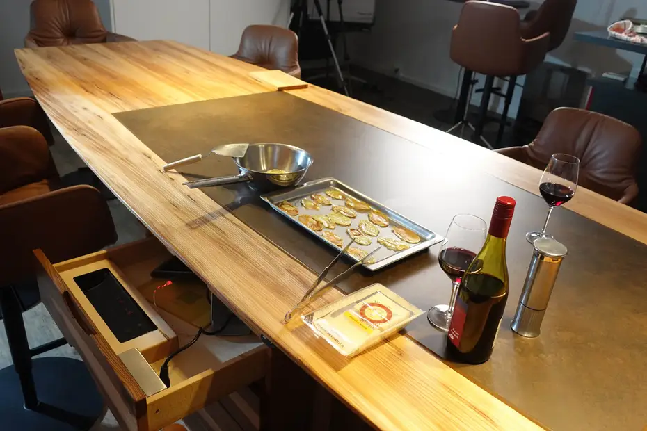 Kochen auf dem unsichtbaren Induktinskochfeld 