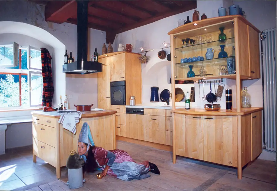 Massivholzküche im Schloss mit Burgfreulein und Frosch 