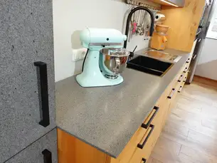 Ein Zentimeter dünne Grantiplatte 