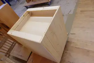 Die Rückwände unserer Massivholzmöbel sind meist aus Sperrholz 