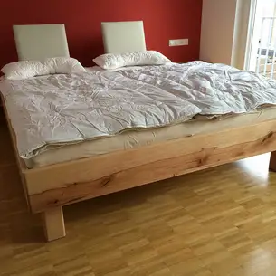 Bett und Nachtkästchen