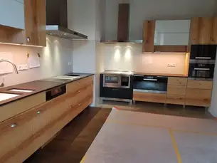 Massivholzküche in wunderbarem Schloss