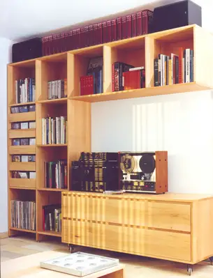 Hifi-Rollcontainer mit Platten und CD-Regal