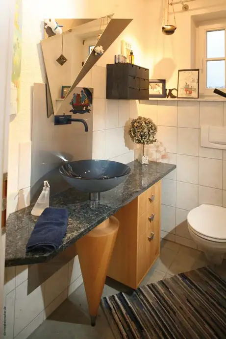 Waschtisch mit Granitplatte und blauem Glas