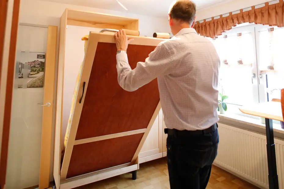 Klappbett auf Füßen mit Rindentuchfront