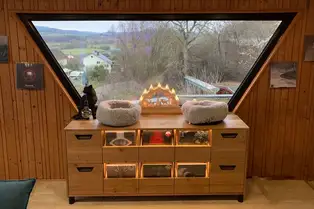 Plattenschrank an Fenster angepasst