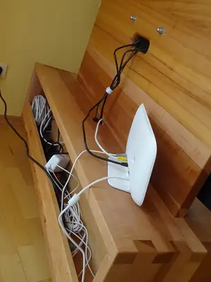 Kabelkanal im TV-Rolli 