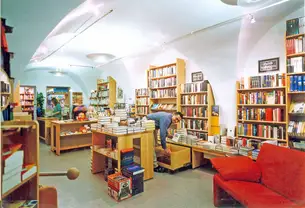 Bücherregale in der Buchhandlung Bücherregale in der Buchhandlung