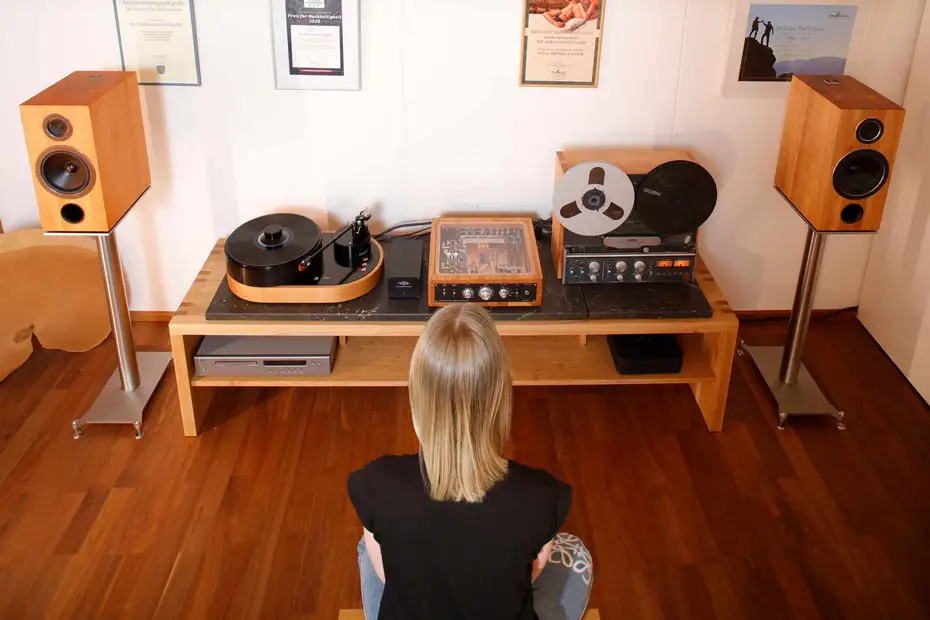 Verstärker Josf S, Ella Monitor auf Edelstahlstands (WLM) und Plattenspieler Viella von AMG