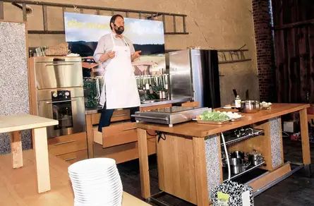 Bei echten Massivholzmöbeln kann man sich auch in die Schublade stellen 