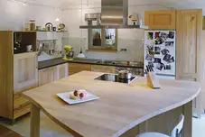 Schicke organische Form der Kochinsel 