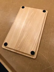 In die Massivholzplatte integrierte Deckel für die Steckdosen 