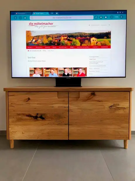 Schlichtes TV-Möbel in Buche 