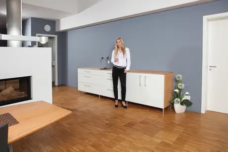 TV-Möbel mit weißen Glasfronten 