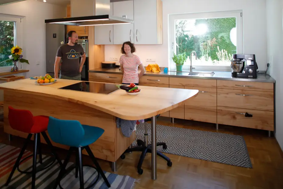 Große Kochinsel und Edelstahlspülenplatte 