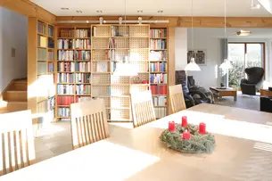 Bibliothek mit Rollregal 