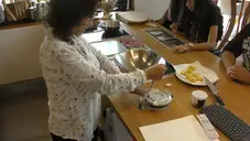 Kochbanane in der Massivholzküche 