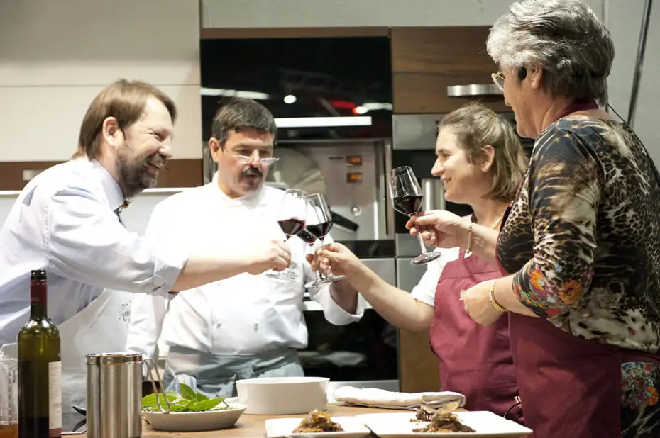 Stefan Rottner und herwig Danzer in der Massivholzküche der Möbelmacher