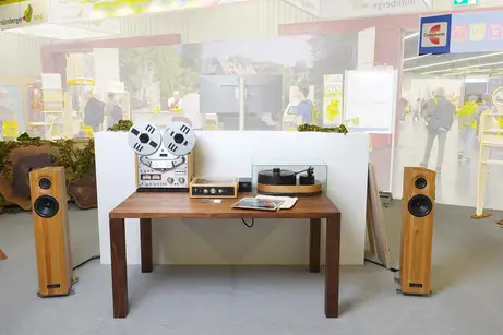 Hifi-Tisch-Möbel in Einzelanfertigung aus Nussbaum 