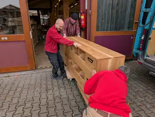 Schallplattenscharnk heben 