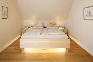 Massivholzbett Ahorn Elektrorahmen 