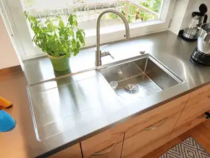 Hinten aufgekantete Spülenarbeitsplatten aus Edelstahl 