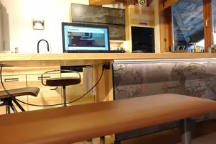 Steckdose für Notebook oder Smartphone unter der Insel 