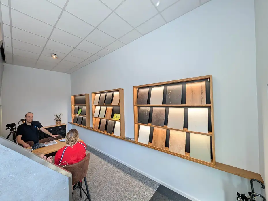 Präsentation der Dekoplatten in beleuchteten Massivholzrahmen Präsentation der Dekoplatten in beleuchteten Massivholzrahmen