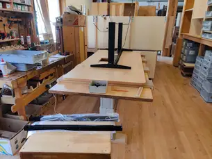 Das höhenverstellbare Gestell von LINAK wird montiert 