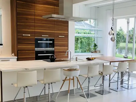 Kochinsel 310 in Keramik und im Anschluss ein Holztisch mit 110 mal 110 