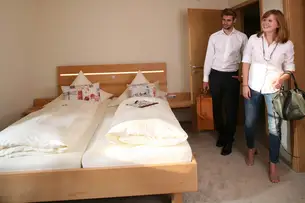 t3://page?uid=219 Hotelzimmer mit Massivholzmöbeln